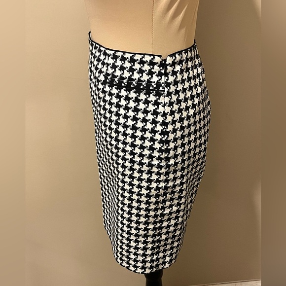 WHBM Stylish Black and White Houndstooth Mini Skirt, size 2 - Picture 3 of 9